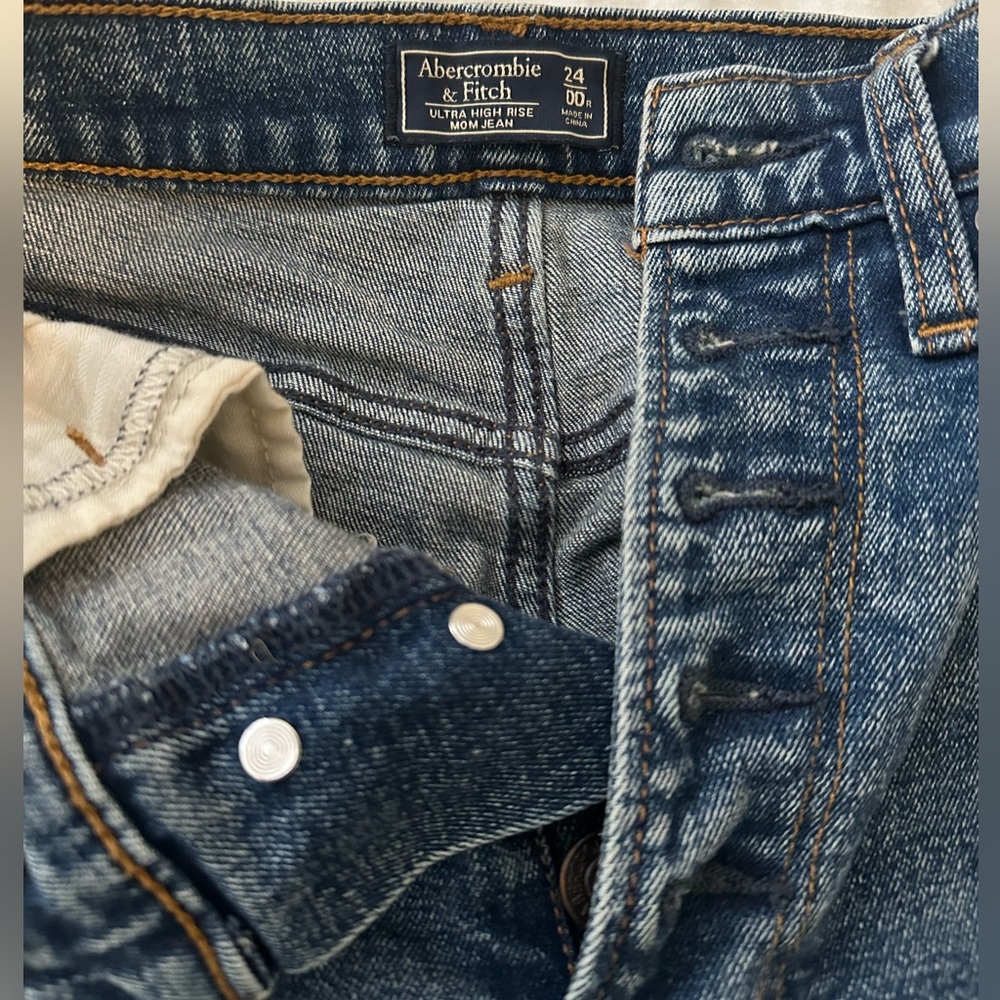 Size 00 (24) Abercrombie Mom Jean - High Rise
